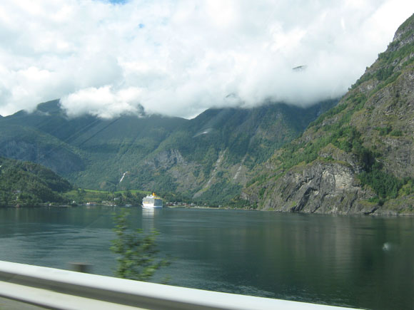 Norwegen: Tunnelfahrt zum Hardangerfjord